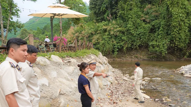 Lực lượng chức năng nhắc nhở chú ý trường hợp khi hoạt động du lịch, vui chơi giải trí gần khu vực nguy hiểm. Ảnh: XUÂN QUỲNH 