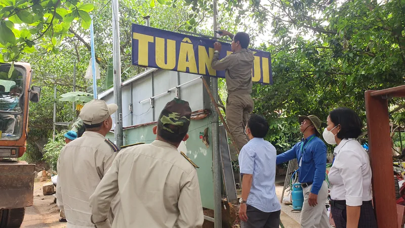 Lực lượng chức năng quận Sơn Trà tiến hành gỡ bảng hiệu "Tuân Núi". Ảnh: XUÂN QUỲNH