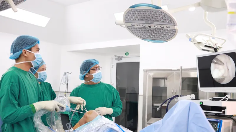 BS.CKI Nguyễn Ngô Dũng và BS.CKI Huỳnh Đắc Anh đang thực hiện phẫu thuật
