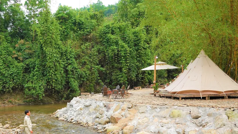 Tại một số vị trí, chủ đầu tư đã tự ý xây bờ kè lấn lòng sông, ảnh hưởng đến dòng chảy