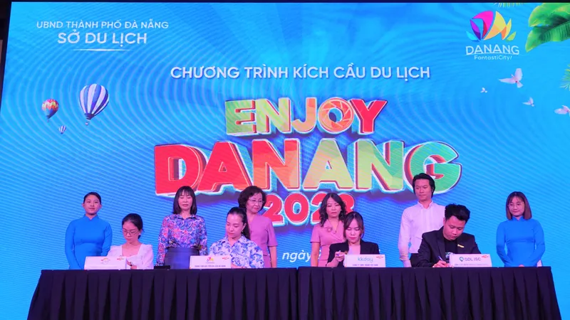 Ký kết đồng hành triển khai chương trình kích cầu du lịch Đà Nẵng của Trung tâm Xúc tiến du lịch với các đơn vị truyền thông. Ảnh: XUÂN QUỲNH