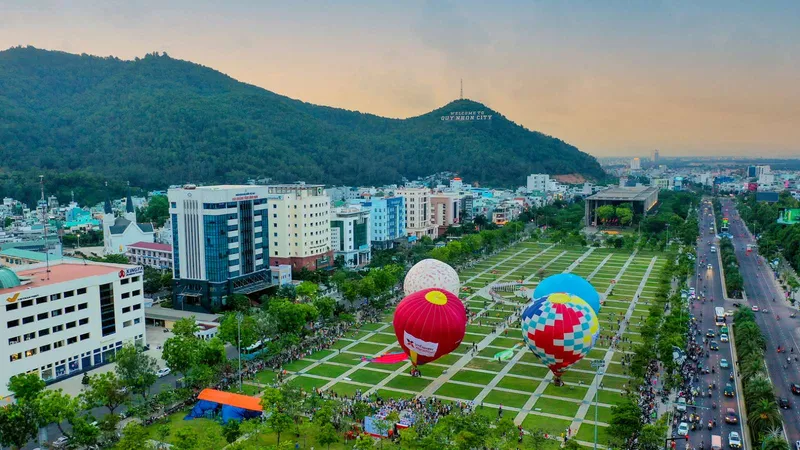 Bình Định đã khai mạc lễ hội khinh khí cầu để phục vụ du khách trải nghiệm bay ngắm cảnh. Ảnh: NGUYỄN DŨNG