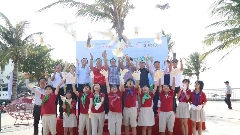 Thực hiện nghi thức thả chim bồ câu phát động lễ ra quân và chuỗi hoạt động kết nối "Biển Đà Nẵng trong lòng em" của các em học sinh tiểu học. Ảnh: HUYỀN NGÂN
