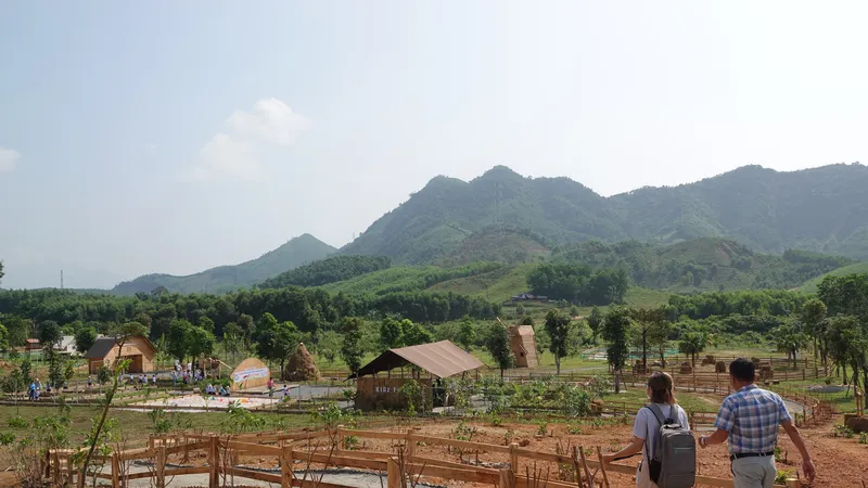 Trong ngày khai trương, cơ sở Bana Rita Glamping Farm đã có khách là đoàn học sinh tiểu học đến tham quan, vui chơi. Ảnh: XUÂN QUỲNH