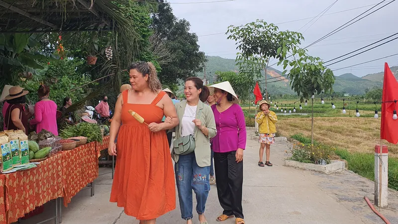 Du khách thưởng thức ẩm thực vùng quê Hòa Bắc trong ngày 28-4. Ảnh: XUÂN QUỲNH