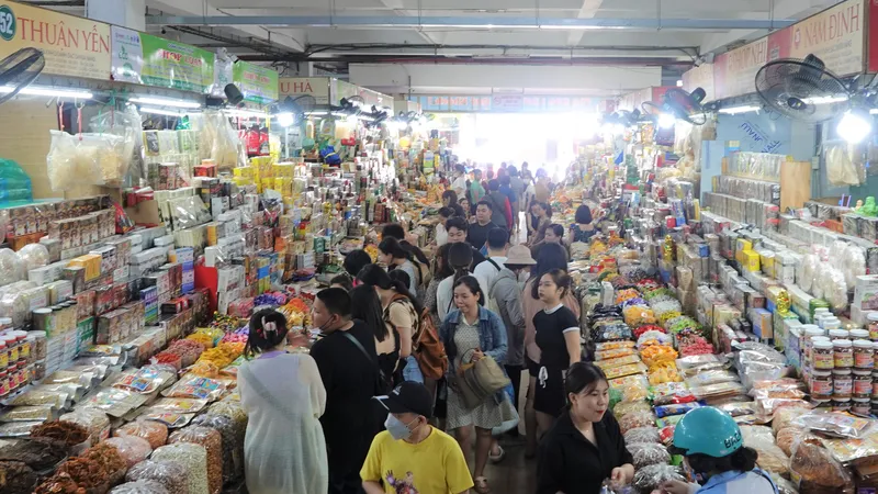 Chợ Hàn đông đúc du khách từ 9 giờ sáng mỗi ngày lễ. Ảnh: XUÂN QUỲNH