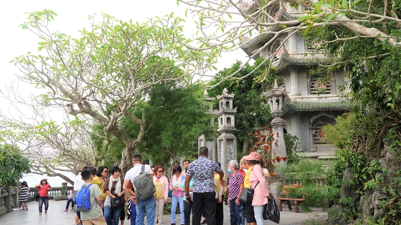 Du khách đến tham quan ngọn Thủy Sơn thuộc Di tích quốc gia đặc biệt danh thắng Ngũ Hành Sơn. Ảnh: XUÂN QUỲNH