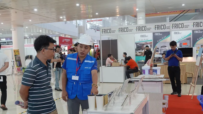 Người dân đến tìm hiểu, tham quan sản phẩm tại Triển lãm. Ảnh: XUÂN QUỲNH