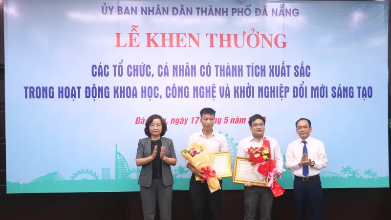 Nhóm tác giả của 1 giải pháp hữu ích được Cục Sở hữu trí tuệ cấp văn bằng bảo hộ. Ảnh: XUÂN QUỲNH