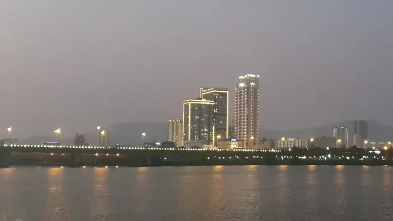 Toàn cảnh TP Đà Nẵng vào buổi tối. Ảnh: XUÂN QUỲNH