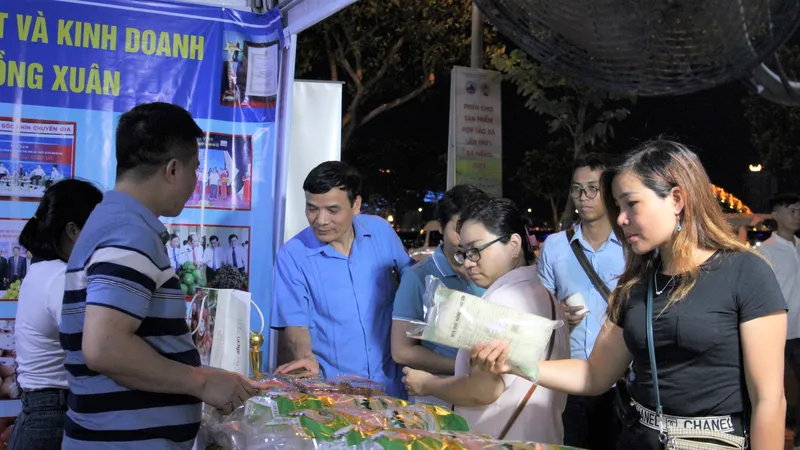 Phiên chợ được tổ chức tại công viên Apec thu hút người dân, du khách tham quan tại TP Đà Nẵng. Ảnh: XUÂN QUỲNH