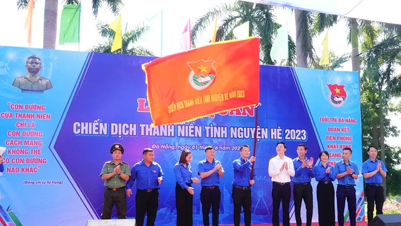 Nghi thức chính của lễ ra quân chiến dịch thanh niên tình nguyện hè 2023. Ảnh: XUÂN QUỲNH