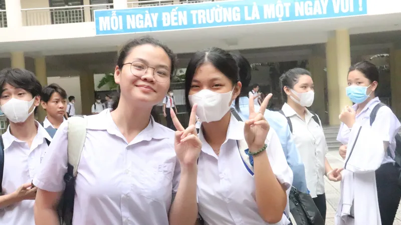 Nhiều học sinh bước ra phòng thi với tâm trạng thoải mái vì đề thi không quá khó. Ảnh: XUÂN QUỲNH