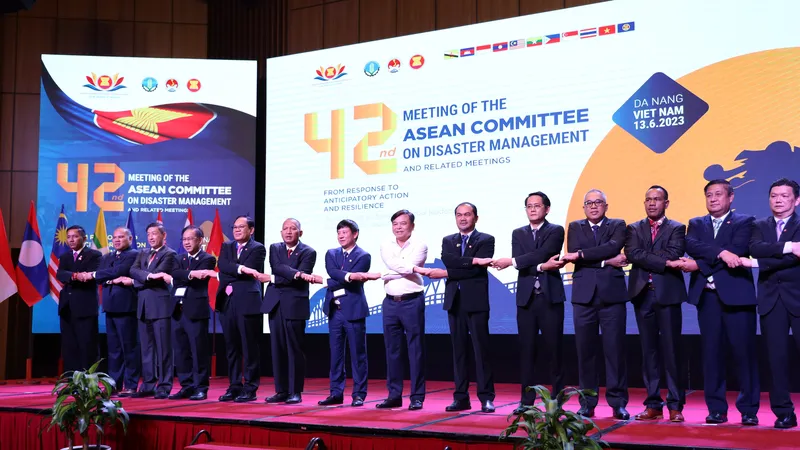 Các đại biểu trong phiên khai mạc Hội nghị thường niên lần thứ 42 của Ủy ban ASEAN về quản lý thiên tai. Ảnh: XUÂN QUỲNH