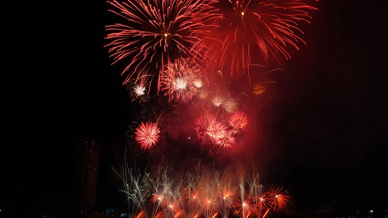 Màn trình diễn của đội pháo hoa Howard & Sons Pyrotechnics đến từ Australia. Ảnh: XUÂN QUỲNH
