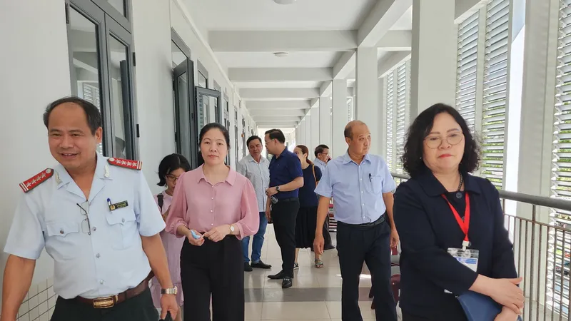 Đoàn công tác khảo sát điểm Trường THPT Phan Châu Trinh (quận Hải Châu, TP Đà Nẵng). Ảnh: XUÂN QUỲNH