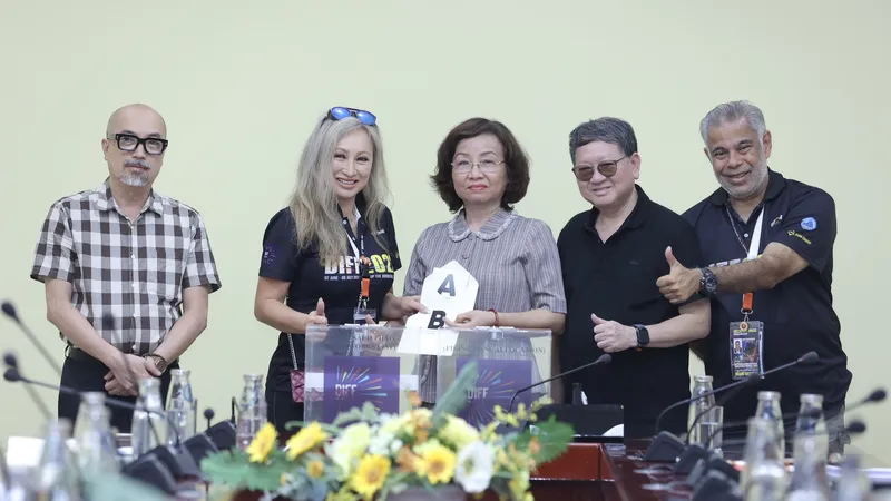 Tại buổi công bố, bà Ngô Thị Kim Yến, Phó Chủ tịch UBND TP Đà Nẵng, Trưởng ban giám khảo DIFF 2023 đã thực hiện bốc thăm thứ tự bắn cho 2 đội trong đêm chung kết diễn ra tối 8-7