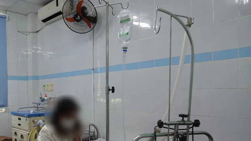 Bệnh nhân 8 tuổi nhập viện. Ảnh: XUÂN QUỲNH