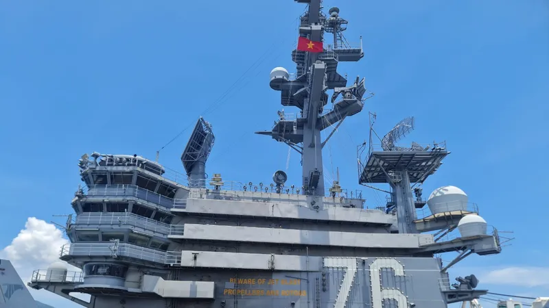 Cận cảnh tàu sân bay USS Ronald Reagan neo tại vịnh Đà Nẵng