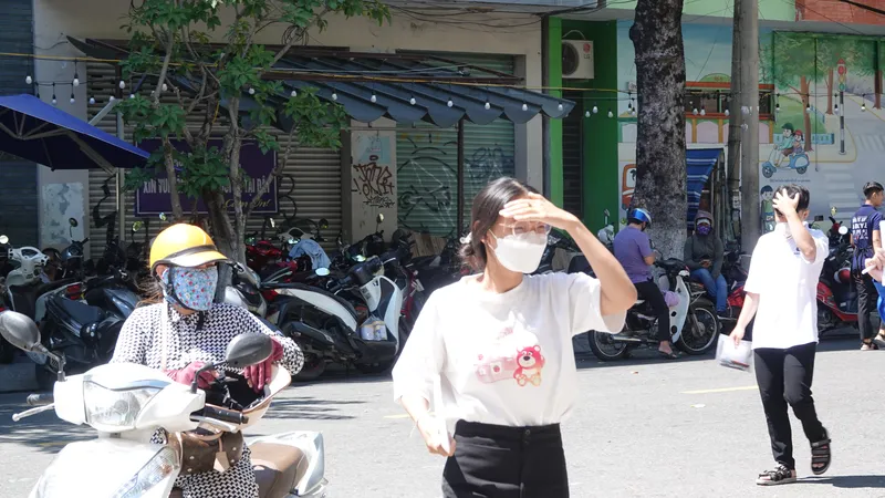 Thí sinh đến dự thi môn ngoại ngữ trong chiều ngày 29-6. Ảnh: XUÂN QUỲNH