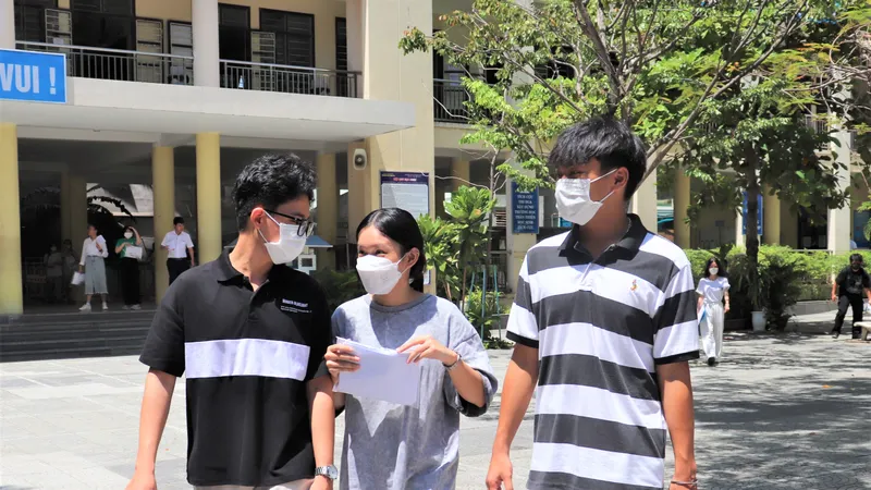 Sau buổi thi văn, thí sinh dự thi tốt nghiệp THPT ở Đà Nẵng không được mang nước trong suốt, dù đã bóc nhãn vào phòng thi. Ảnh: XUÂN QUỲNH