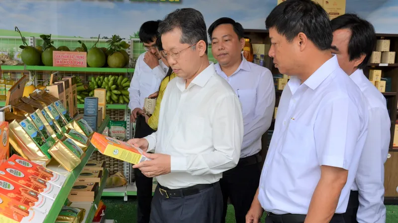 Ông Nguyễn Văn Quảng, Bí thư Thành ủy Đà Nẵng tham quan một số sản phẩm đạt chuẩn OCOP. Ảnh: XUÂN QUỲNH