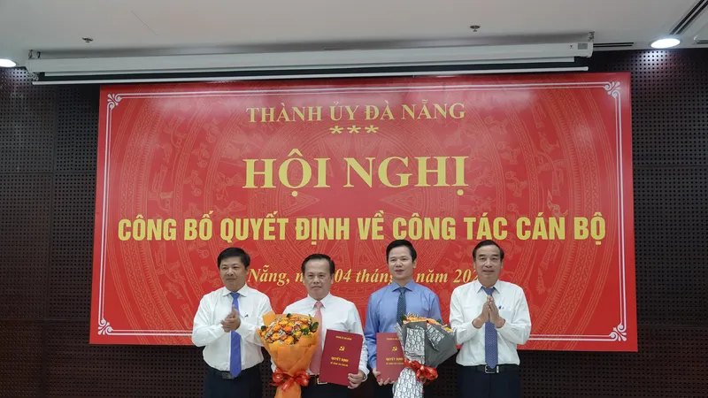 Ông Lương Nguyễn Minh Triết, Phó Bí thư Thường trực Thành uỷ, Chủ tịch HĐND thành phố và ông Lê Trung Chinh, Phó Bí thư Thành ủy, Chủ tịch UBND TP Đà Nẵng trao các quyết định. Ảnh: XUÂN QUỲNH