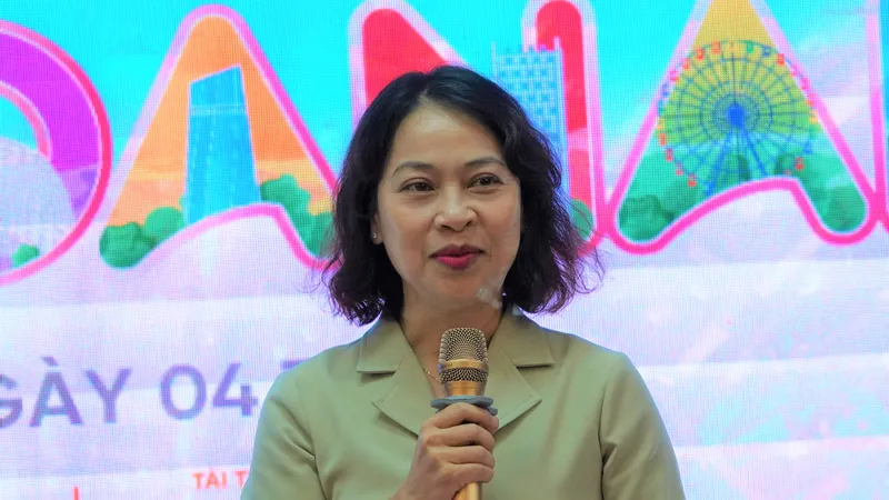 Bà Nguyễn Thị Hội An, Phó Giám đốc Sở Văn hóa và Thể thao Đà Nẵng trả lời tại họp báo. Ảnh: XUÂN QUỲNH