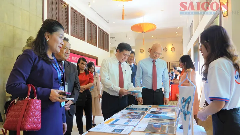 Ông Nguyễn Sinh Nhật Tân, Thứ trưởng Bộ Công thương tham quan các gian hàng. Ảnh: XUÂN QUỲNH