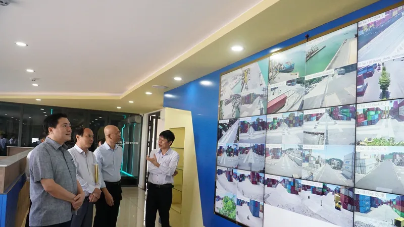 Quản lý, theo dõi việc vận chuyển, hàng hóa qua camera. Ảnh: XUÂN QUỲNH