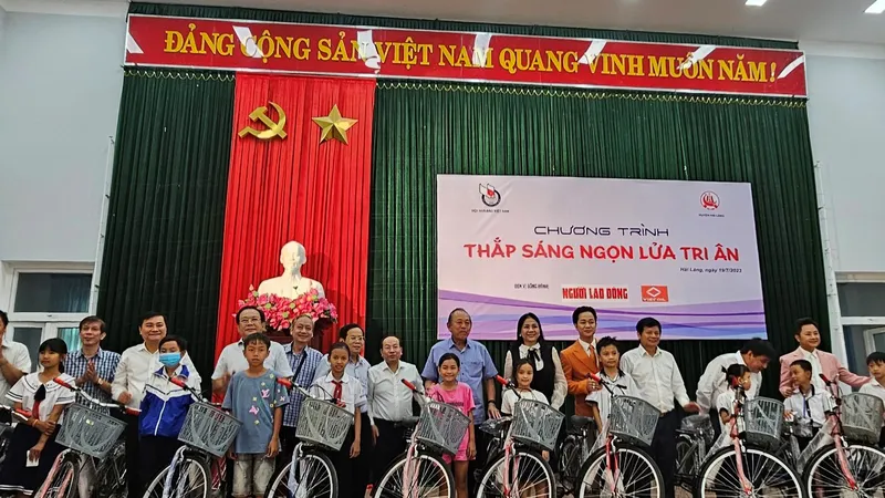 Nguyên Phó Thủ tướng Trương Hòa Bình trao xe đạp do Chương trình Về nguồn “Thắp sáng ngọn lửa tri ân” tại tỉnh Quảng Trị tặng học sinh nghèo