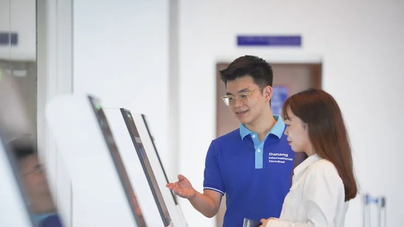 Nhà ga quốc tế Đà Nẵng đã sắp xếp đội ngũ PAT (Passenger Assistant Team) hỗ trợ ở khắp nơi, đặc biệt quanh khu vực self check-in