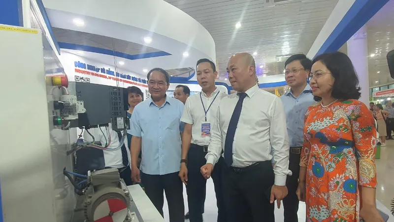 Các đại biểu tham quan không gian triển lãm. Ảnh: XUÂN QUỲNH