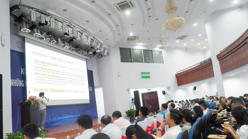 Khóa học nhằm giới thiệu khái quát về các chủ đề AI, Blockchain, Fintech. Ảnh: XUÂN QUỲNH