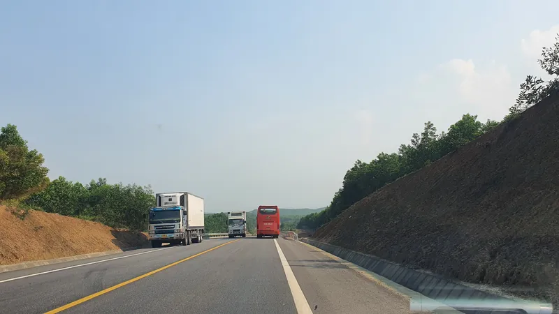 Tuyến cao tốc La Sơn - Túy Loan hiện chỉ có 2 làn đường. Ảnh: XUÂN QUỲNH