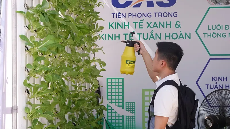 Một gian hàng về nông nghiệp công nghệ cao. Ảnh: XUÂN QUỲNH