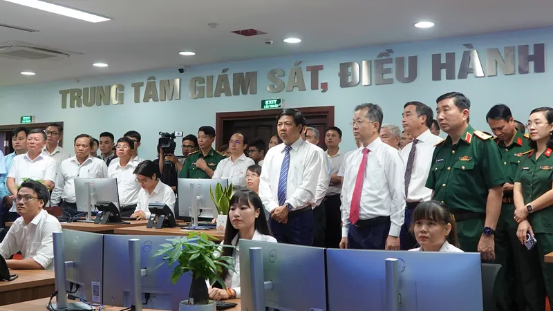 Lãnh đạo Thành ủy, UBND TP Đà Nẵng tham quan Trung tâm giám sát, điều hành thông minh. Ảnh: XUÂN QUỲNH
