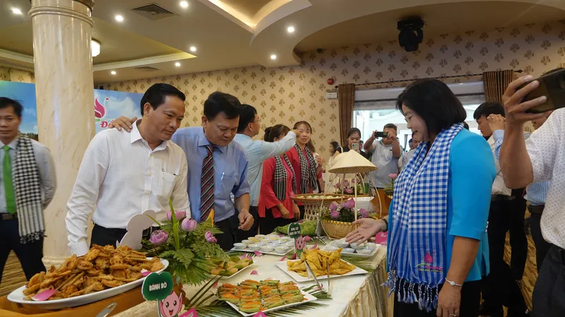 16 món ăn làm từ sen đã được Sở VHTTDL tỉnh Đồng Tháp mang đến cho khách miền Trung nhân hội nghị xúc tiến du lịch. Ảnh: XUÂN QUỲNH