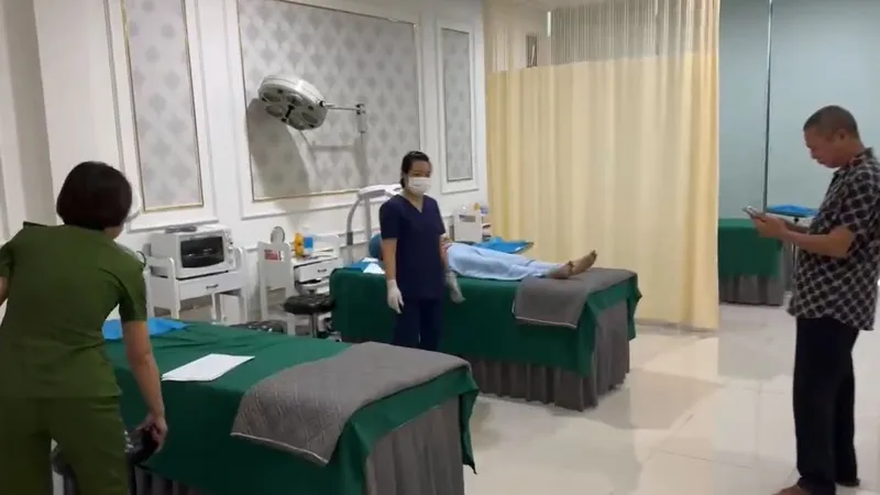 Lực lượng công an kiểm tra các cơ sở thẩm mỹ trên địa bàn Đà Nẵng. Ảnh: XUÂN QUỲNH