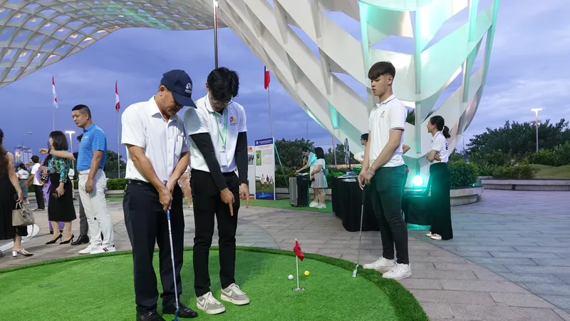 Trải nghiệm tập đánh golf trên sân golf nhân tạo mini. Ảnh: XUÂN QUỲNH