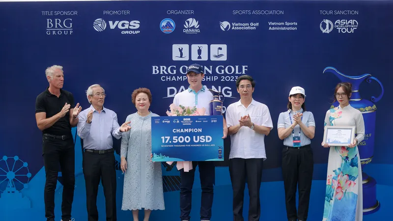 Trao tiền thưởng, cúp cho vận động viên vô địch giải đấu