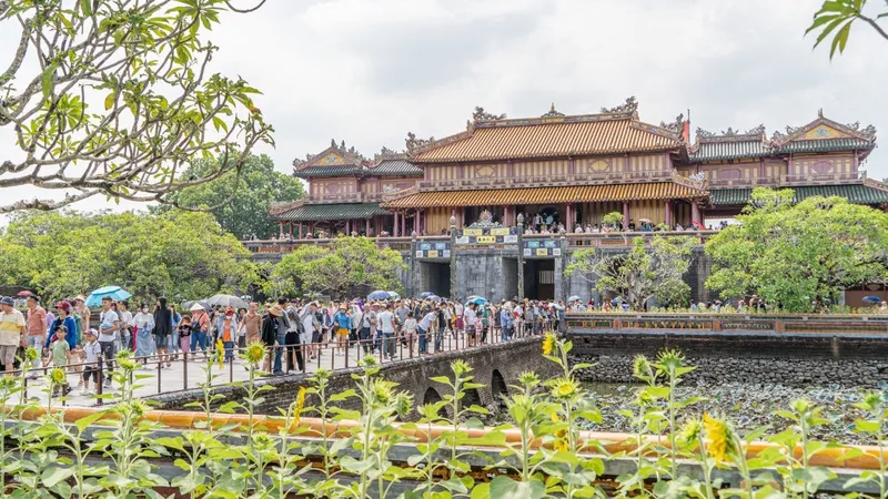 Đông đúc du khách tham quan Đại nội Huế. Ảnh: VĂN THẮNG