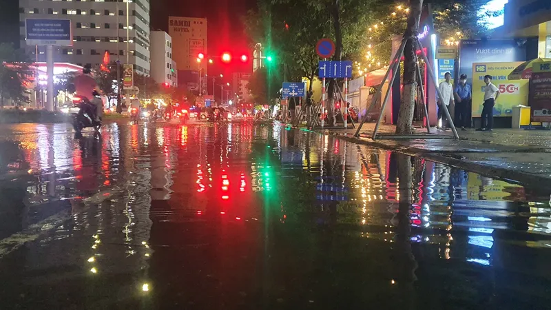 Đường phố Đà Nẵng ngập sau cơn mưa chưa đầy 1 tiếng. Ảnh: XUÂN QUỲNH