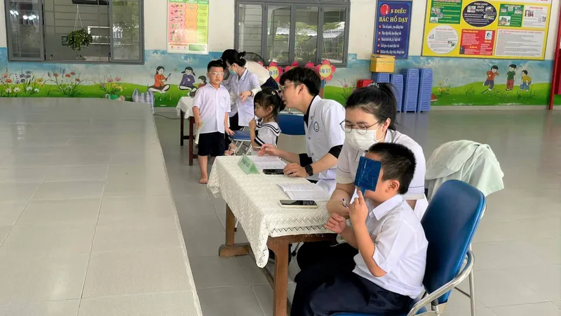 Khám sức khoẻ cho học sinh đầu năm học kết hợp tuyên truyền bệnh đau mắt đỏ tại Trường Tiểu học Lê Đình Chinh (quận Hải Châu, TP Đà Nẵng)