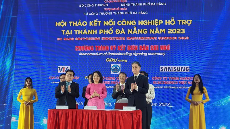 Ký kết biên bản ghi nhớ phát triển nhà máy thông minh tại miền Trung. Ảnh: XUÂN QUỲNH