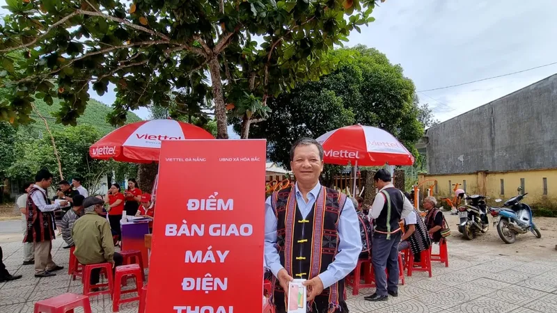 Người dân vui mừng khi được nhận điện thoại thông minh. Ảnh: XUÂN QUỲNH