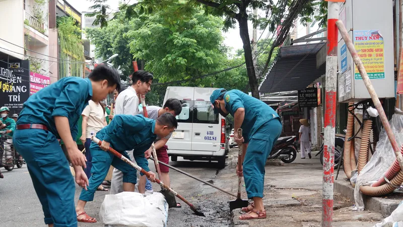 Lễ phát động có sự tham gia 300 thành viên hội đoàn thể thuộc các phường và quận Hải Châu. Ảnh: XUÂN QUỲNH