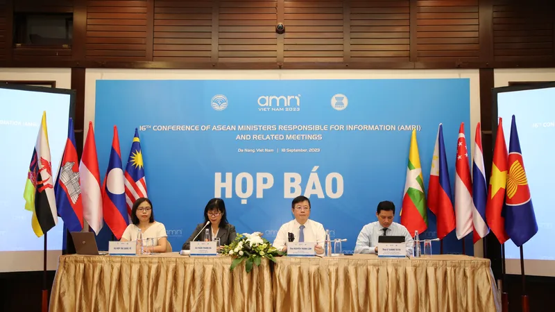 Quang cảnh buổi họp báo. Ảnh: XUÂN QUỲNH