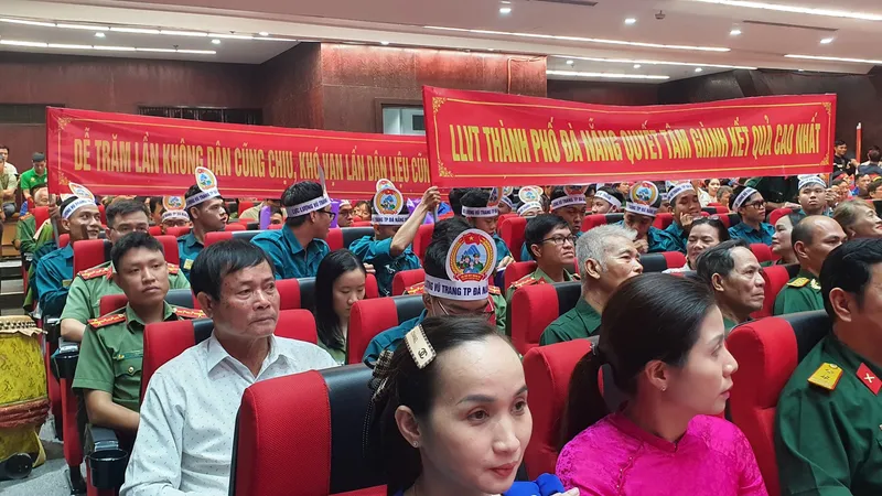 Cổ động viên cỗ vũ cho hội thi. Ảnh: XUÂN QUỲNH