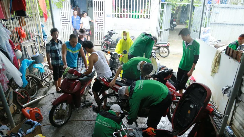 Hơn 20 thành viên đội SOS sinh viên Đại học Đông Á đến hỗ trợ. Ảnh: XUÂN QUỲNH 